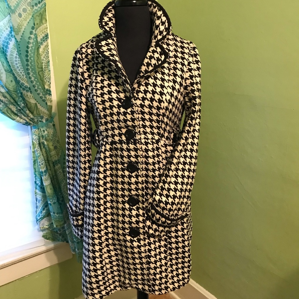 Women’s houndstooth pattern coat. Size M